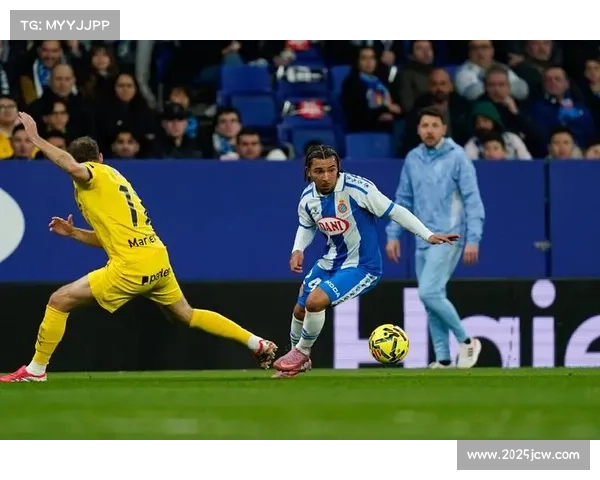 西班牙人球迷投掷水瓶击中赫罗纳门将，球队或遭遇处罚