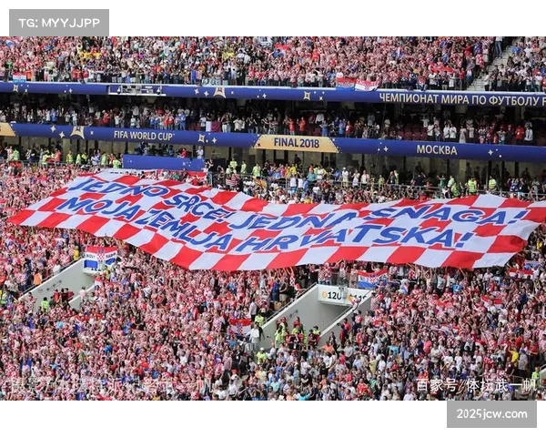 现场花絮：法兰克福主场球迷展示巨型TIFO致敬球队欧战历史